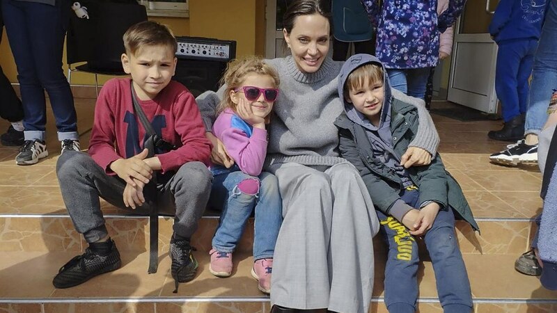 Angelina Jolie con niños refugiados
