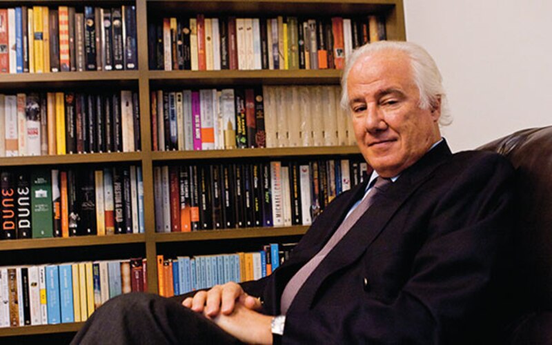 El escritor Mario Vargas Llosa en su biblioteca