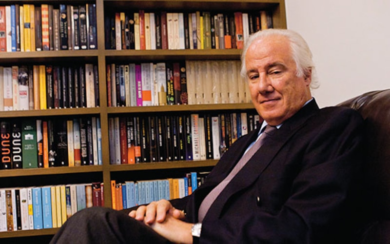 El escritor Mario Vargas Llosa en su biblioteca