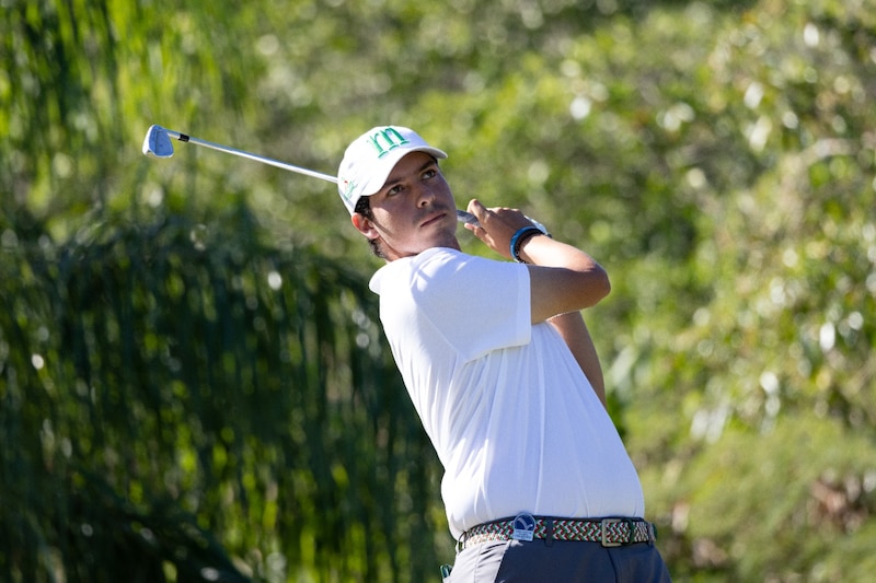 Golfista masculino joven en acción