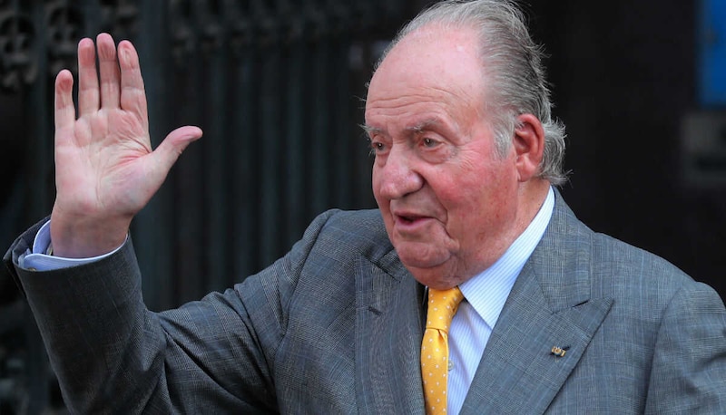 El rey Juan Carlos I saluda a la multitud