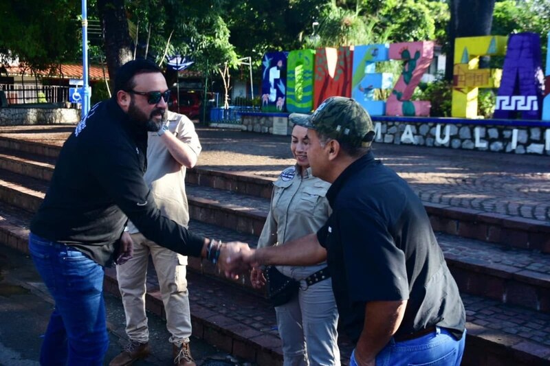 El presidente municipal de Comala entrega un reconocimiento a un ciudadano.