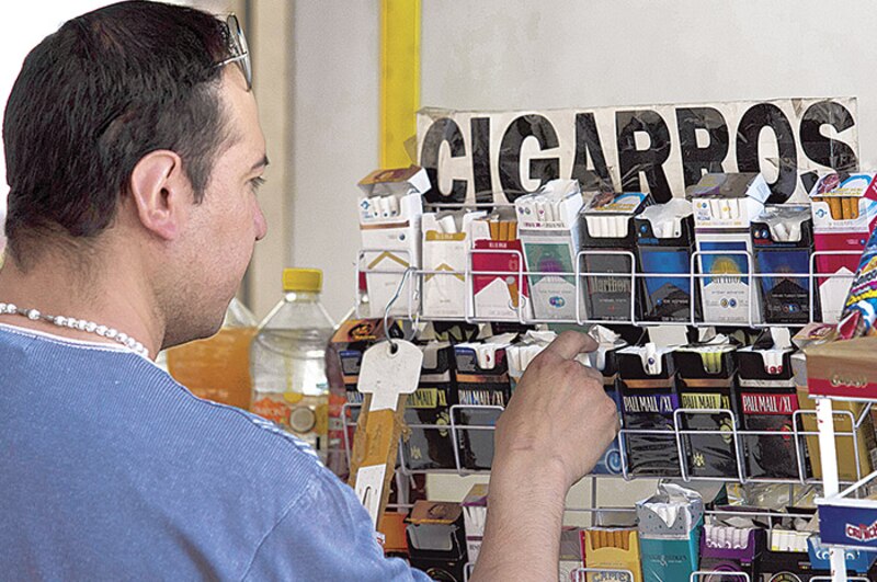 Hombre comprando cigarrillos
