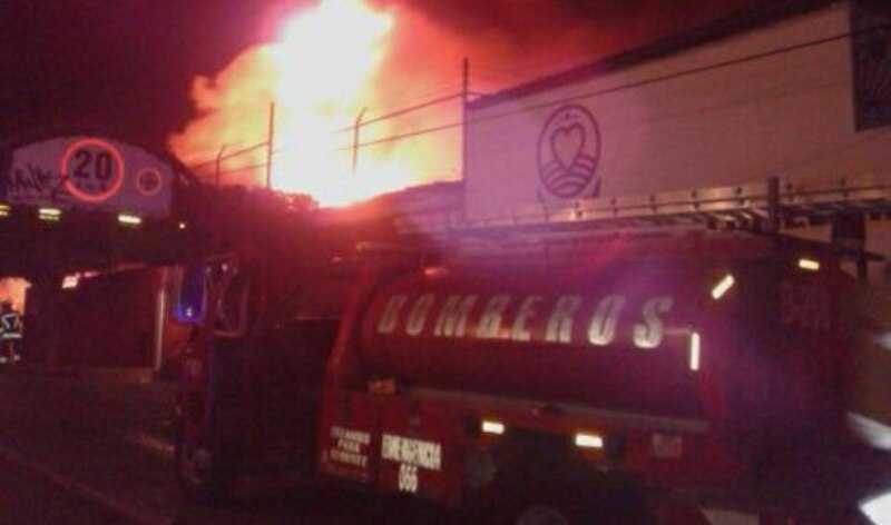 Bomberos sofocan incendio en una fábrica de colchones en Madrid
