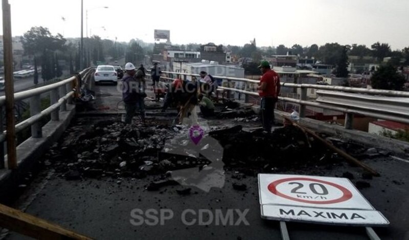Trabajadores reparan un puente en la Ciudad de México
