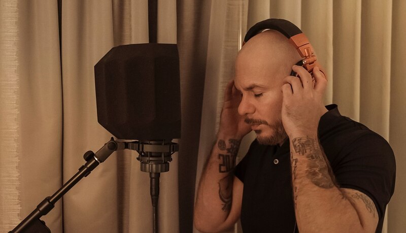 Cantante en el estudio de grabación