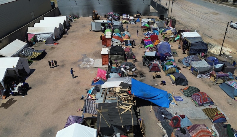 Un campamento de refugiados en el desierto