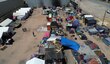 Miles de migrantes arman un campamento en Chihuahua tras operativos en los trenes