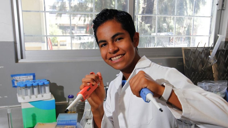 Joven científico en un laboratorio