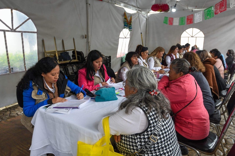 Adultos Mayores registrándose para recibir el apoyo de la pensión del Bienestar