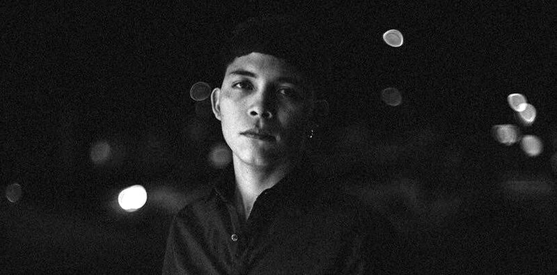 Retrato de un hombre joven en la noche
