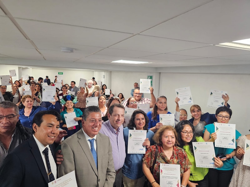 Entrega de constancias a participantes del Diplomado en Fortalecimiento de Capacidades para la Gestión Integral de Riesgos de Desastres