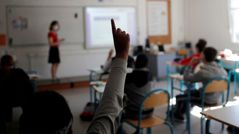 Alumno levantando la mano en clase