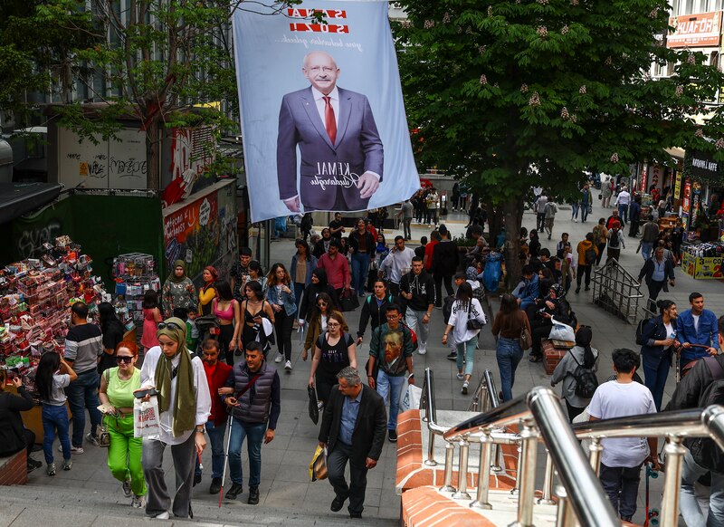 Multitud de personas camina por una calle concurrida en Estambul, Turquía.