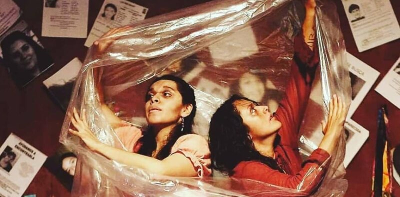 Dos mujeres atrapadas en una bolsa de plástico