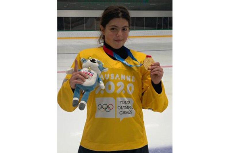 La joven promesa del hockey sobre hielo, Ainhoa Cerdán, con su medalla de oro en los Juegos Olímpicos de la Juventud de Lausana 2020.
