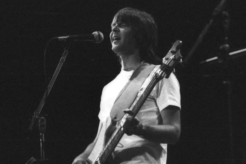 El bajista de R.E.M. Mike Mills en concierto