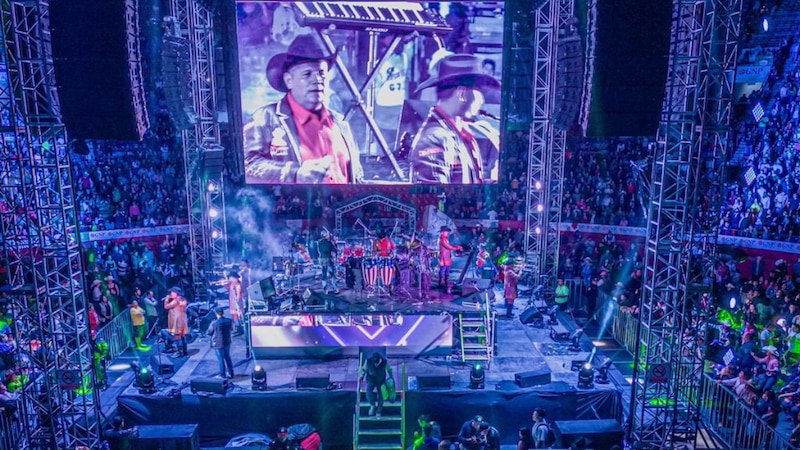 Banda tocando en vivo en un concierto