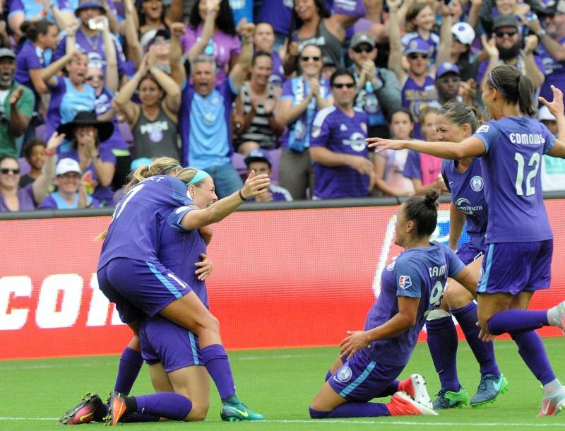 Jugadoras de fútbol celebrando un gol