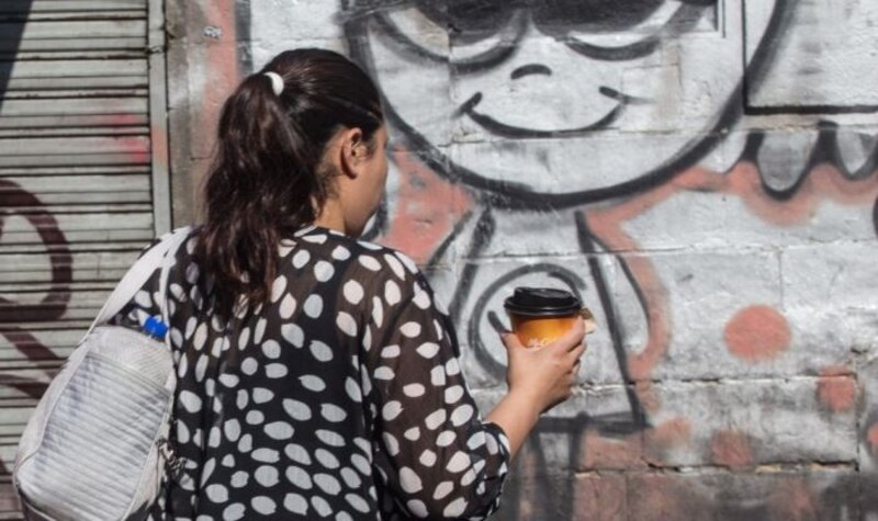 Mujer mirando un mural