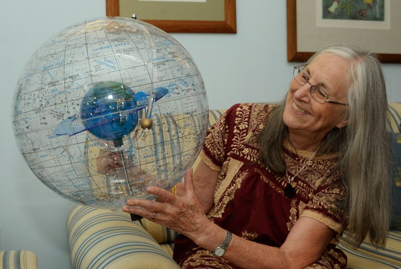 Mujer sosteniendo un globo terráqueo