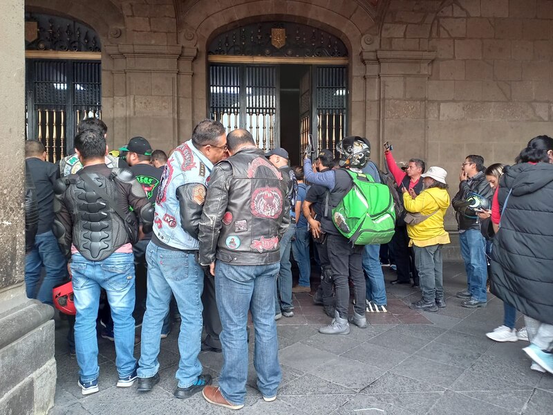 Multitud de personas reunidas frente a un edificio