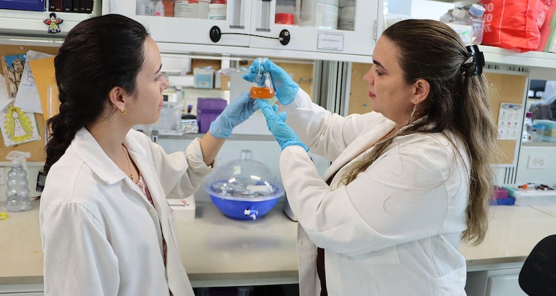 Científicas trabajando en un laboratorio