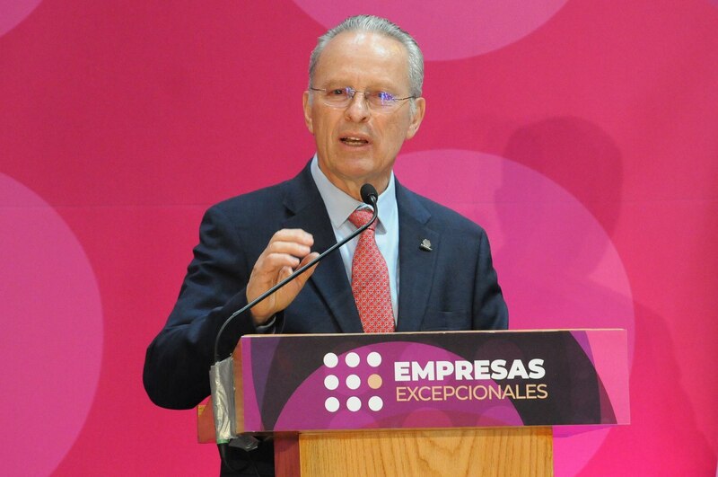 José Medina Mora, presidente de la Coparmex, da un discurso en el evento Empresas Excepcionales.