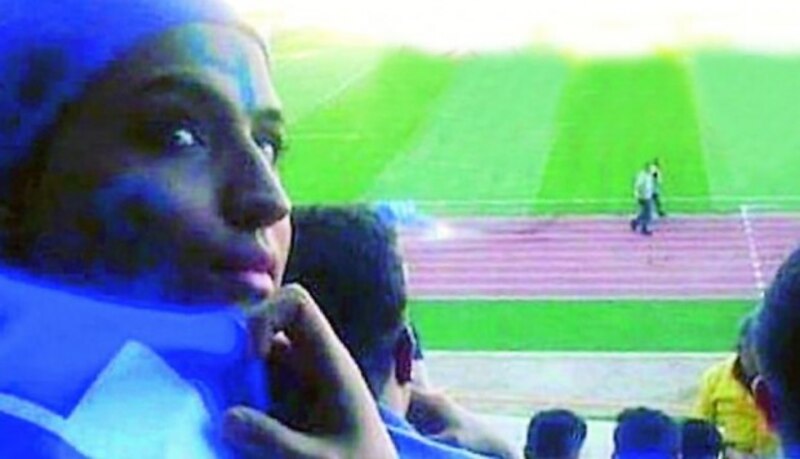 La futbolista iraní Sahar Khodayari se quita el velo en un estadio de fútbol