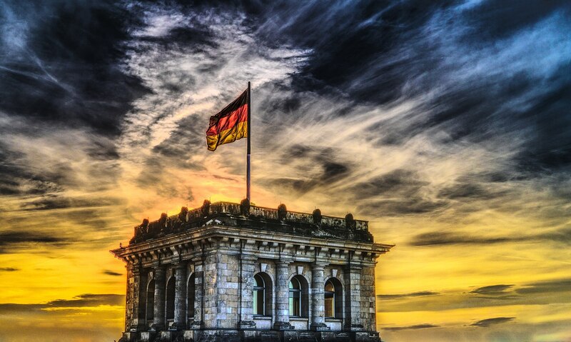 Bandera de Alemania ondeando en lo alto de un edificio