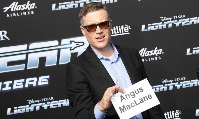 Angus MacLane, director de Lightyear, en el estreno de la película