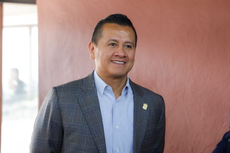 El gobernador de Nuevo León, Samuel García, sonríe durante un evento público.