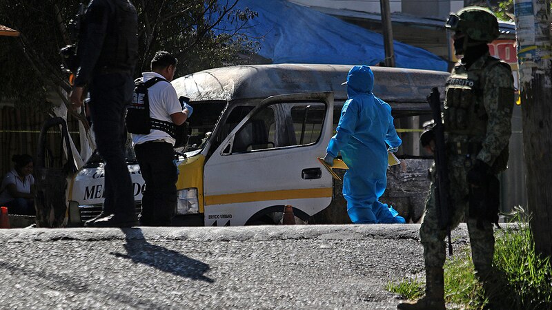 Policía y militares investigan un vehículo sospechoso