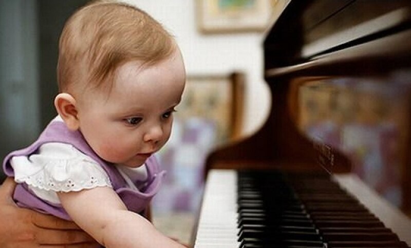 Bebé tocando el piano