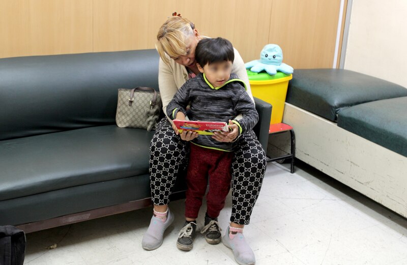 Madre e hijo leyendo un libro