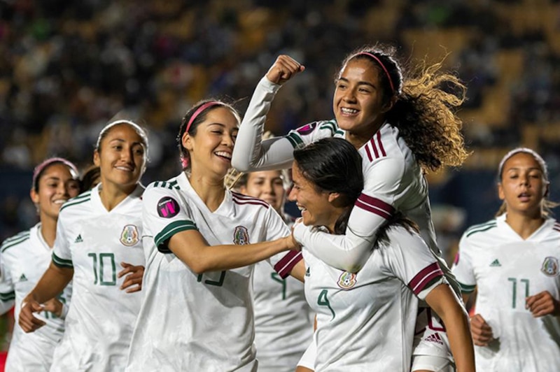 La Selección Femenil Mexicana celebra su victoria