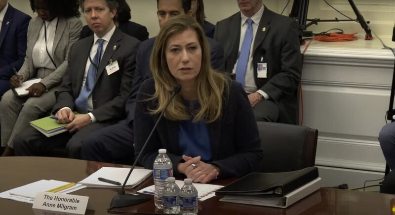 La representante Anna Milgram testifica ante el Congreso