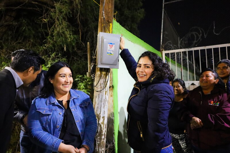 Candidata a la alcaldía supervisa el alumbrado público en la colonia Obrera