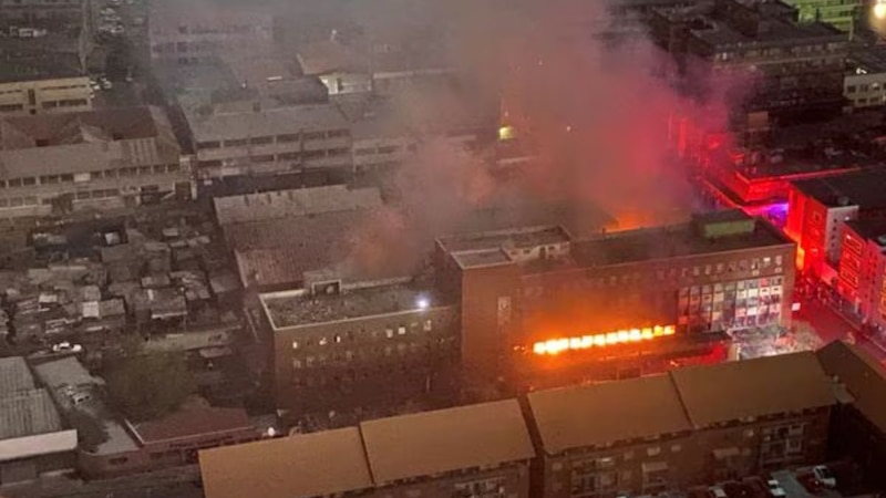 Incendio en un edificio en el centro de la ciudad