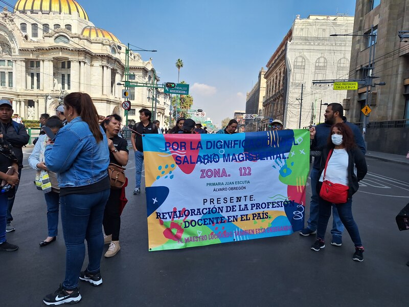 Maestros exigen aumento salarial en la Ciudad de México