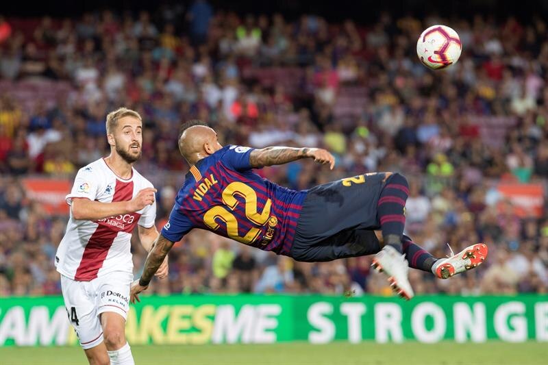 Arturo Vidal, del Barcelona, realiza una chilena durante el partido contra el Real Madrid.
