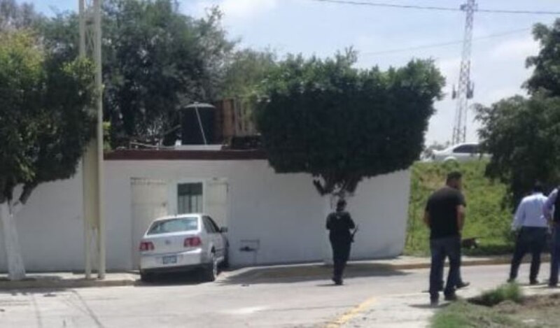 Accidente de coche en una calle residencial