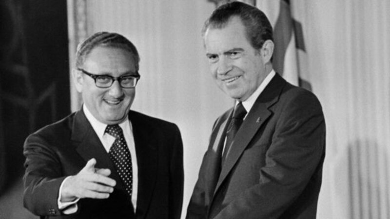 El presidente Nixon y el primer ministro israelí Golda Meir se dan la mano