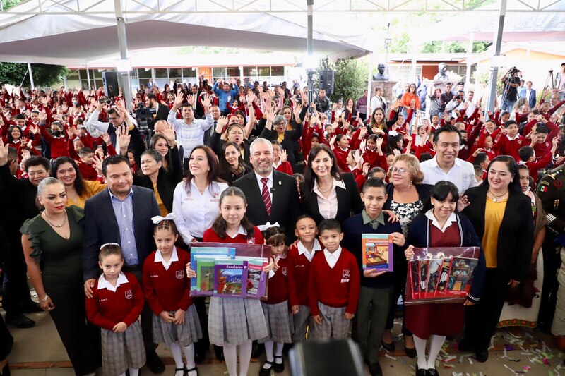 Entrega de útiles escolares a niños de primaria en Guanajuato