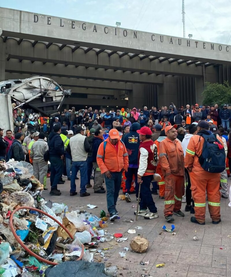 Posible título: Protesta de trabajadores de limpia en la Ciudad de México