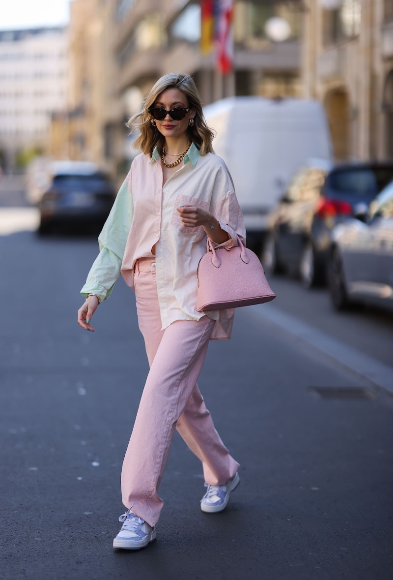 Modelo vistiendo un outfit rosa pastel