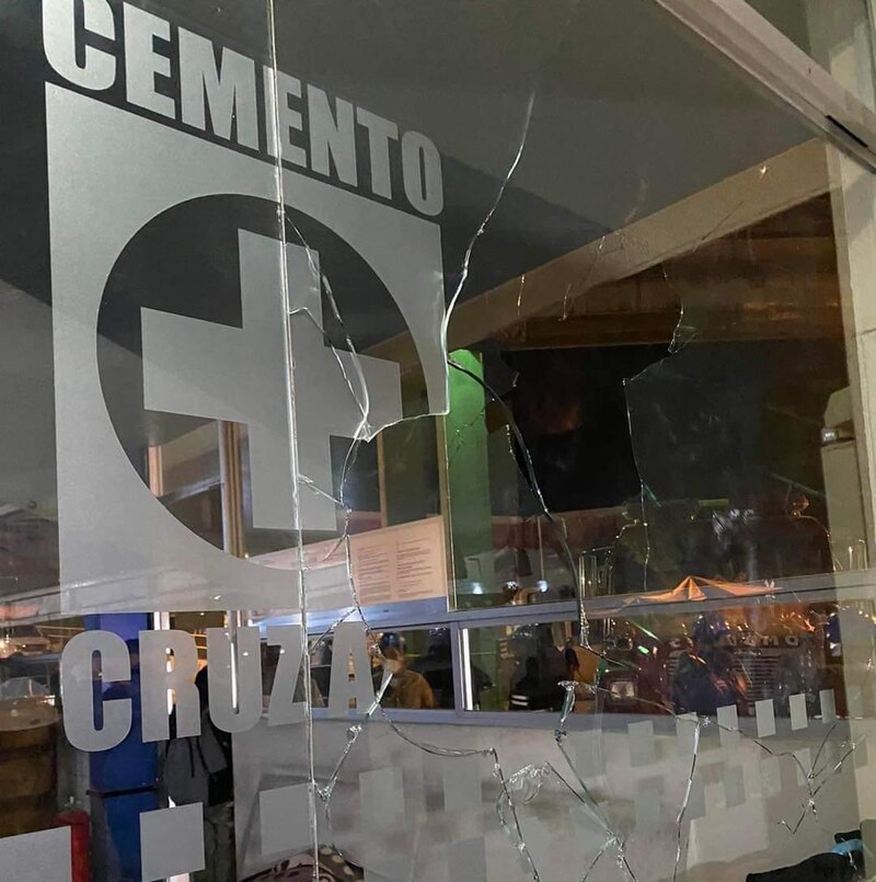 Rompen los cristales de la puerta de un comercio en la ciudad de Rosario