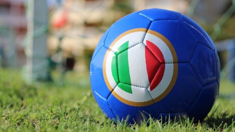 Balón de fútbol de la selección italiana