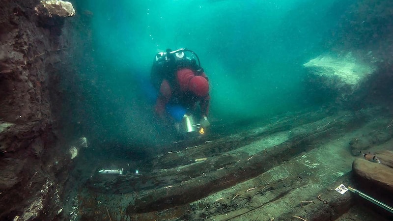 Arqueólogo buzo trabajando en el pecio de un barco hundido