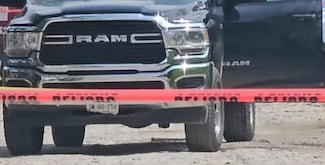 Indagan muerte de pareja  en vehículo oficial; presumen que él la mató y luego se suicidó